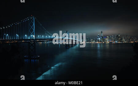Il Bay Bridge e San Francisco (Panorama) Foto Stock