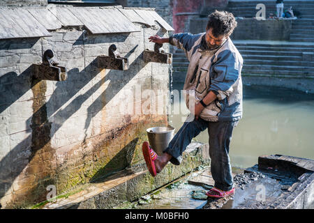 Tempio di Pashupatinath e fiume Bagmati a Kathmandu in Nepal Foto Stock