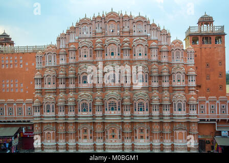 Jaipur, Rajasthan, India, 25th gennaio 2017: Hawa Mahal, Palazzo dei Venti che è stato costruito nel 1799 dal Maharaja Sawai Pratap Singh Foto Stock