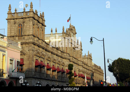 Parte superiore del palazzo sulla piazza principale di Puebla, Messico Foto Stock