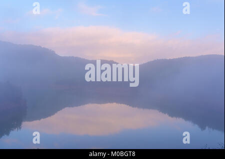 Lago Cueifong con nebbia in Yilan, Taiwan Foto Stock