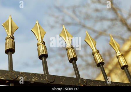 Sfondo con Golden spears su la recinzione Foto Stock