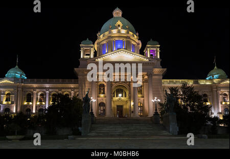 Il Parlamento della Repubblica di Serbia a Belgrado di notte, una lunga esposizione Foto Stock