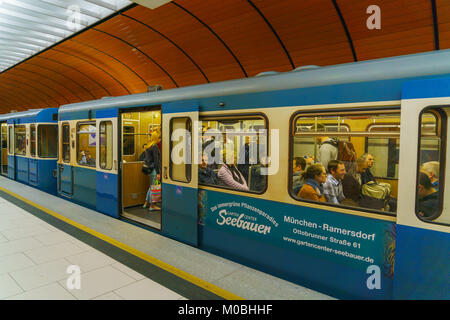 Monaco di Baviera, Germania - 14 Ottobre 2017: treno della metropolitana e i passeggeri alla stazione Marienplatz Foto Stock