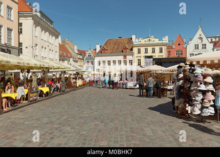 Tallinn, Estonia - 10 Giugno 2017: Persone in appoggio sulla piazza del Municipio. La Città Vecchia è una delle città medievali meglio conservate in Europa ed è l Foto Stock