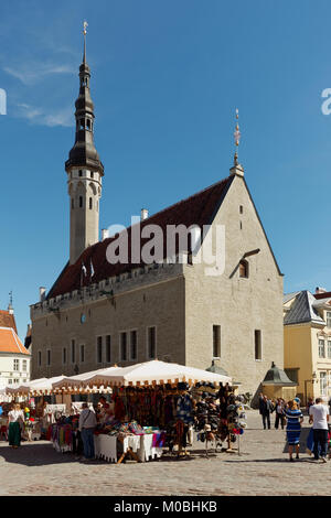 Tallinn, Estonia - 10 Giugno 2017: Persone in appoggio sulla piazza del Municipio. La Città Vecchia è una delle città medievali meglio conservate in Europa ed è l Foto Stock