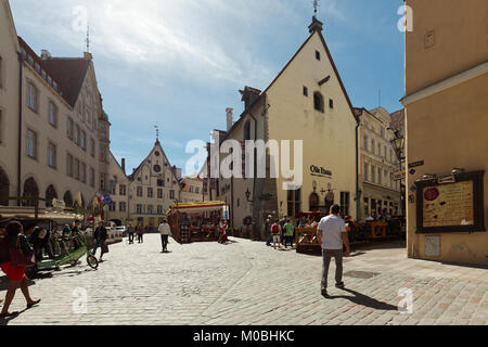 Tallinn, Estonia - 10 Giugno 2017: Persone in appoggio sulla Vana turg, piazza Vecchia in un giorno di estate. La Città Vecchia è una delle città medievali meglio conservate i Foto Stock