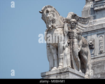 Milano, Italia - 12 Giugno 2017: Una delle statue sulla facciata del palazzo di Milano Centrale, la stazione ferroviaria centrale. Progettato da architetto Ulisse Foto Stock