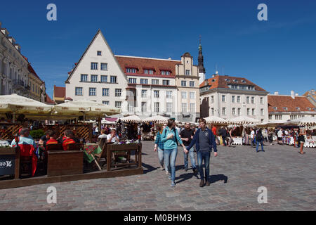 Tallinn, Estonia - 10 Giugno 2017: Persone in appoggio sulla piazza del Municipio. La Città Vecchia è una delle città medievali meglio conservate in Europa ed è l Foto Stock