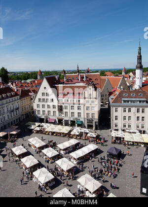 Tallinn, Estonia - 10 Giugno 2017: Persone in appoggio sulla piazza del Municipio. La Città Vecchia è una delle città medievali meglio conservate in Europa ed è l Foto Stock