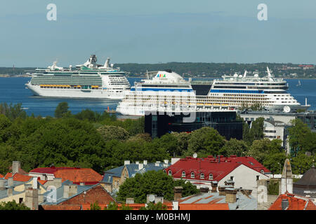 Tallinn, Estonia - 10 Giugno 2017: Crociera ormeggiate e uscire dal porto. La Città Vecchia è una delle città medievali meglio conservate in Europa e in Foto Stock