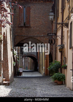 Ferrara, Italia - 17 Giugno 2017: Via delle Volte Street nella città vecchia. La parte storica della città è elencato come patrimonio mondiale UNESCO Foto Stock