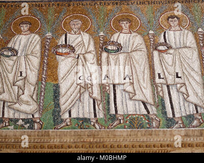 Ravenna, Italia - 15 Giugno 2017: i mosaici della Basilica di Sant'Apollinare Nuovo che fu eretta nel VI secolo. Monumenti paleocristiani di Ravenna Foto Stock