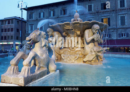 Pesaro - Giugno 14, 2017: vista notturna della fontana a Piazza del Popolo. Fontane originale fu eretto nel 1588-1593, ma distrutta nel 1944 durante Foto Stock