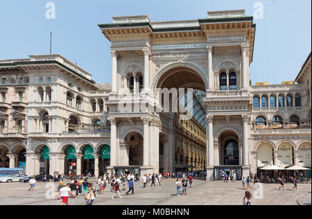 Milano, Italia - 12 Giugno 2017: persone presso la Galleria Vittorio Emanuele II. Costruito da Giuseppe Mengoni nel 1865-1877, è uno dei più antichi del mondo shopp Foto Stock