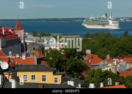 Tallinn, Estonia - 10 Giugno 2017: Crociera Navigatore dei mari si diparte dalla porta. La nave è di proprietà di Royal Caribbean Cruises Ltd è stata costruita ho Foto Stock