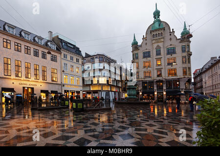 Copenhagen, Danimarca - 5 Novembre 2016: la gente a piedi la cicogna Fontana sulla Piazza Amagertorv. La fontana eretta nel 1894 dal design di Edvard P Foto Stock