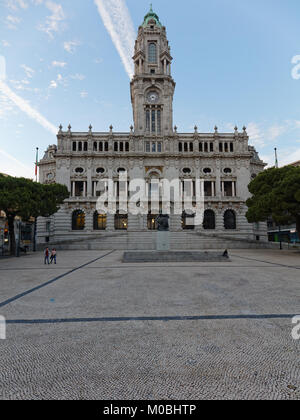 Porto, Portogallo - 8 Maggio 2017: le persone di fronte al Municipio di Avenida dos Aliados. Costruita agli inizi del XX secolo e ha il solido 70m Foto Stock