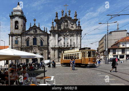 Porto, Portogallo - 8 Maggio 2017: Persone in eredità i tram su Carlos Alberto piazza. Primo tram in città con trazione elettrica è stato introdotto in Foto Stock