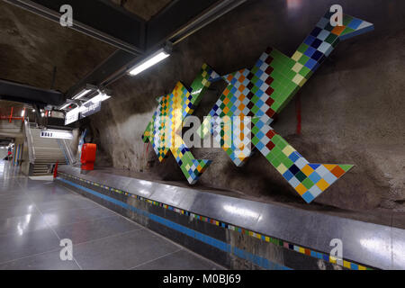 Stoccolma, Svezia - 26 dicembre 2016: interni di Vastra skogen stazione della metropolitana. Oltre 90 stazioni della metropolitana sono state decorate con mosaici, sculture, Foto Stock