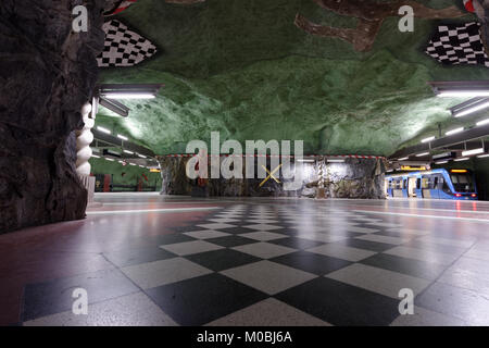 Stoccolma, Svezia - 26 dicembre 2016: interni di Kungstradgarden stazione della metropolitana. Oltre 90 stazioni della metropolitana sono state decorate con sculture, mosaico Foto Stock