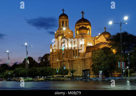 Varna, Bulgaria - 30 agosto 2016: vista notturna alla Dormizione della Madre di Dio Cattedrale. Aperto nel 1886, è il secondo più grande cathe ortodosso Foto Stock