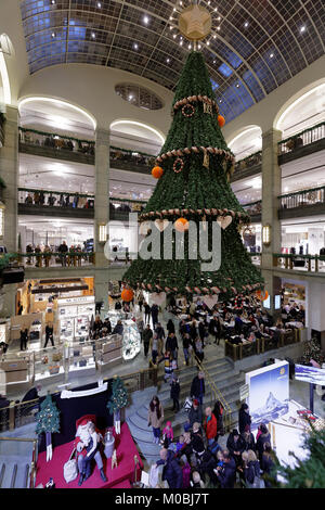 Stoccolma, Svezia - 27 Novembre 2016: le persone nella Nordiska Kompaniet department store durante la vendita di Natale. Fondata nel 1902, NK I soggiorni devono vedere pla Foto Stock