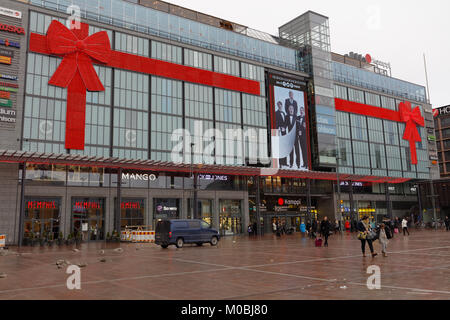 Helsinki, Finlandia - 26 Novembre 2016: le persone di fronte al centro commerciale Kamppi decorato per il Natale. Aperto nel 2006, il centro commerciale ha Foto Stock