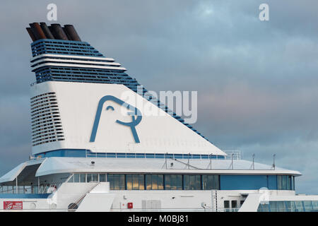 Helsinki, Finlandia - 26 Novembre 2016: il Logo di Tallink Silja Line sul camino della nave da crociera sinfonia. Nel 2015, Tallink Silja Line portato almo Foto Stock