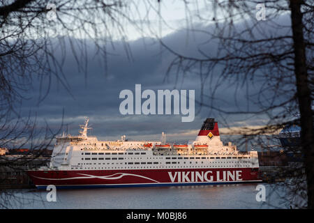 Helsinki, Finlandia - 26 Novembre 2016: Cruiseferry Mariella della Viking Line società pronto a parte per Stoccolma. Costruito nel 1985, la nave ha passenge Foto Stock