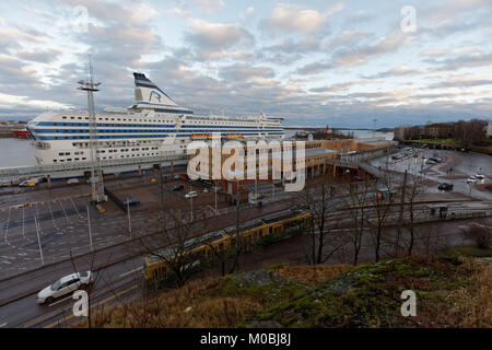 Helsinki, Finlandia - 26 Novembre 2016: Cruiseferry sinfonia di Tallink Silja Line ormeggiato a Olimpia terminale. Costruito nel 1991, la nave ha il passeggero ca Foto Stock