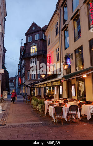 Copenhagen, Danimarca - 6 Novembre 2016: la gente per strada terrazza del Ristorante Mamma Rosa in serata. Si tratta di uno dei più antichi ristorante su pe Foto Stock