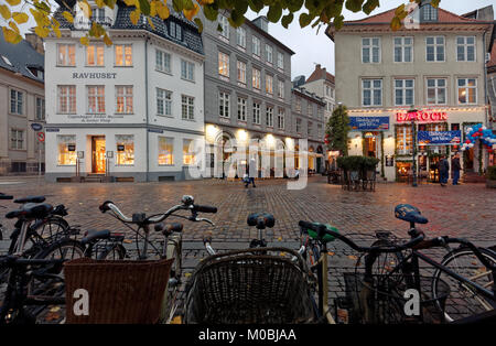 Copenhagen, Danimarca - 6 Novembre 2016: biciclette e persone a Kongens Nytorv square. La piazza più grande della città, è stato stabilito da Christian V i Foto Stock