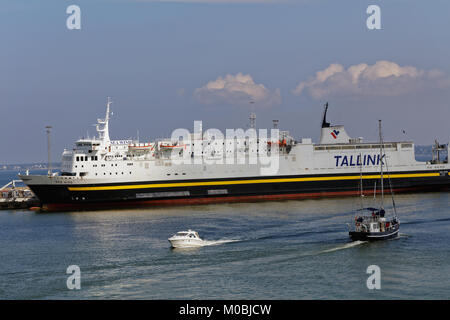 Tallinn, Estonia - 20 agosto 2016: Nave mare Vento di Tallink azienda nel porto di Tallinn. Costruito nel 1972, rinnovato nel 1984/1989, la nave ha capac Foto Stock