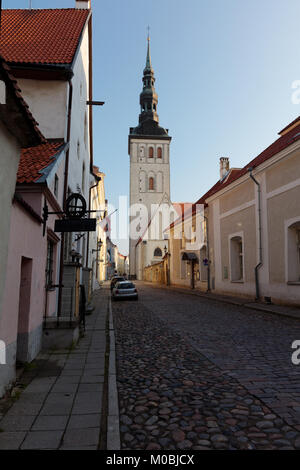 Tallinn, Estonia - 20 agosto 2016: La Chiesa di San Nicola nella Città Vecchia. La Città Vecchia è una delle città medievali meglio conservate in Europa e li Foto Stock