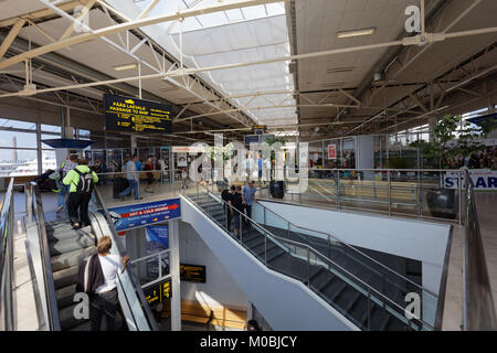 Tallinn, Estonia - 20 agosto 2016: Persone in passenger terminal D del porto di Tallinn. Questo terminale è la base per le navi di Tallink comp Foto Stock