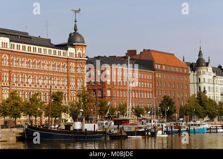 Helsinki, Finlandia - 21 agosto 2016: barche ormeggiate a Pohjoisranta waterfront. Il nome dell'area significa North Beach e provengono dal XVII secolo quando t Foto Stock