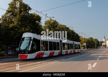 Tallinn, Estonia - 20 agosto 2016: il moderno tram in piazza Viru. La prima linea tranviaria nella città è stato aperto nel 1888 Foto Stock