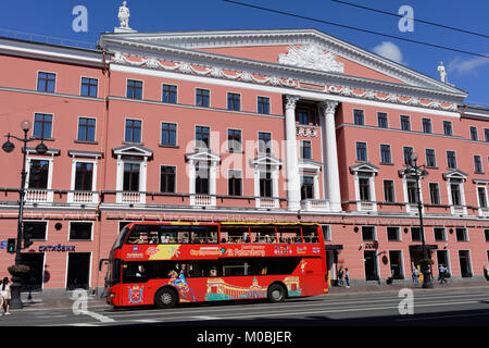 Double-decker tour bus contro la casa letteraria sulla Nevsky avenue. Foto Stock