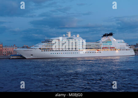 San Pietroburgo, Russia - 17 Maggio 2016: Crociera Seabourn Ricerca moored at Inglese embankment. La nave costruita nel 2011 fornisce la crociera di lusso per 450 Foto Stock