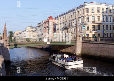 San Pietroburgo, Russia - 29 Maggio 2016: la gente sulla gita in barca Griboyedov canal. River tours è il favorito le attività per il tempo libero in città con più Foto Stock