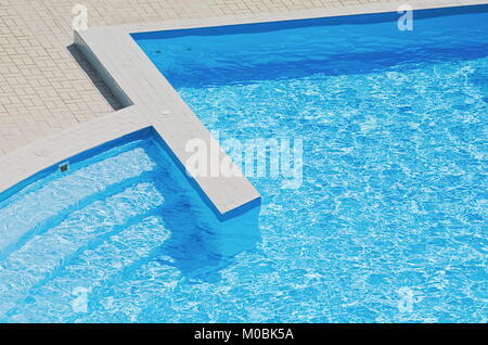 Blu Piscina con passaggi su un giorno di estate Foto Stock