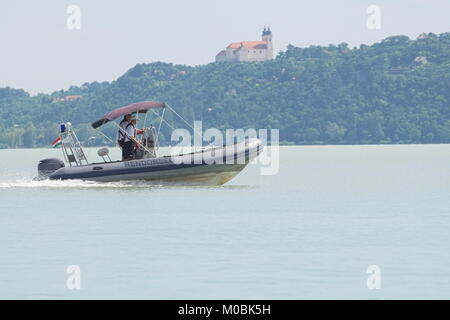 Accelerando la Polizia Acqua motoscafo sul Lago Balaton Foto Stock