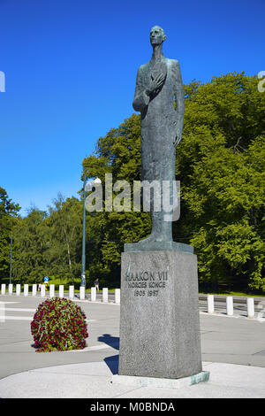 OSLO, Norvegia - Agosto 17, 2016: Statua del Re Haakon VII DI NORVEGIA Norges konge 1905 - 1957 situato su Henrik Ibsen cancello in Oslo, Norvegia su agosto Foto Stock