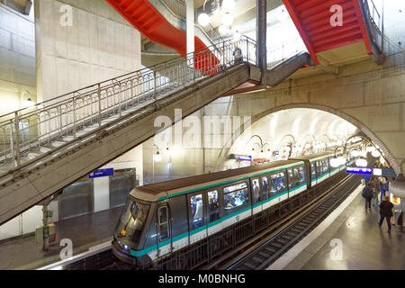 Parigi, Francia - 13 Settembre 2013: treno arriva sul Cite stazione della metropolitana di Parigi. È il secondo più trafficato sistema di metropolitana in Europa dopo Mosca Foto Stock