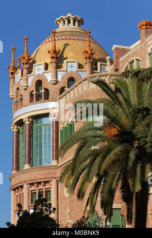 Barcellona, Spagna - 9 Gennaio 2013: uno degli edifici del Hospital de la Santa Creu i Sant Pau. Costruito tra il 1901 e il 1930 da progettazione di Lluis Domen Foto Stock