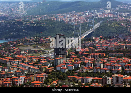 Istanbul, Turchia - 30 Giugno 2012: Cityscape con Le Meridien Istanbul Etiler hotel e Fatih Sultan Mehmet. Completato nel 1988, è stata la seconda Foto Stock