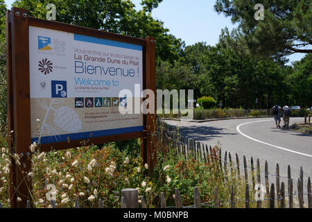 Pilat, Francia - 27 Giugno 2013: scheda di accoglienza turistica e di andare alla Duna del Pilat. Questa duna è il più grande in Europa, e ancora cresce Foto Stock