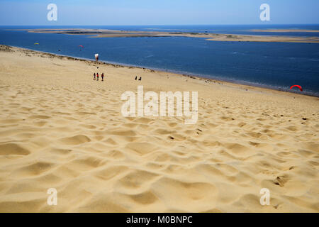 Pilat, Francia - 27 Giugno 2013: Parasailers e turisti sulla duna di Pilat. Questa duna è il più grande in Europa, e ancora cresce Foto Stock