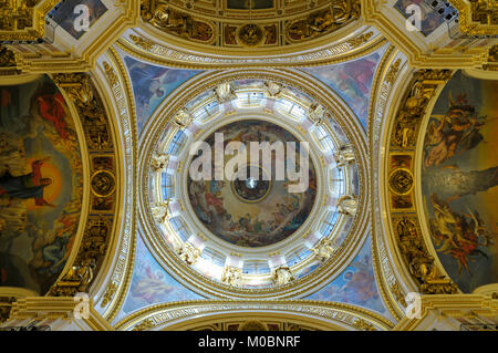 San Pietroburgo, Russia - 30 giugno 2008: Cupola della cattedrale di Sant'Isacco vista dal basso. Foto Stock